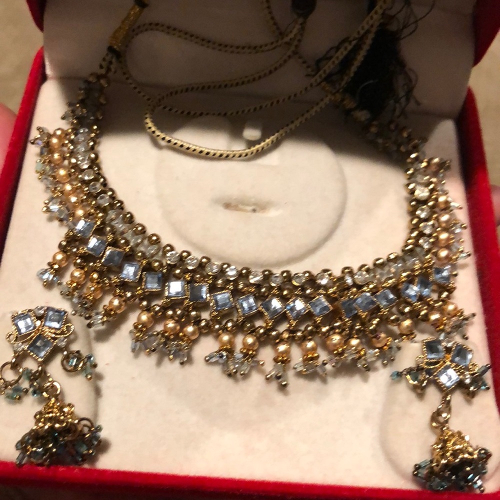 Necklace and earring set